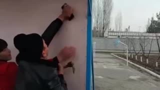 Un profesor clava el teléfono de un alumno a un tablón por no guardarlo en clase