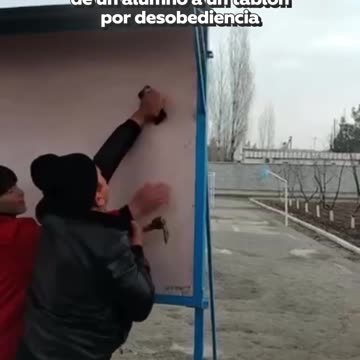 Un profesor clava el teléfono de un alumno a un tablón por no guardarlo en clase