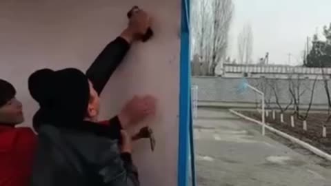 Un profesor clava el teléfono de un alumno a un tablón por no guardarlo en clase