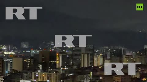 Corresponsal de RT oye ruido de aviación en Caracas