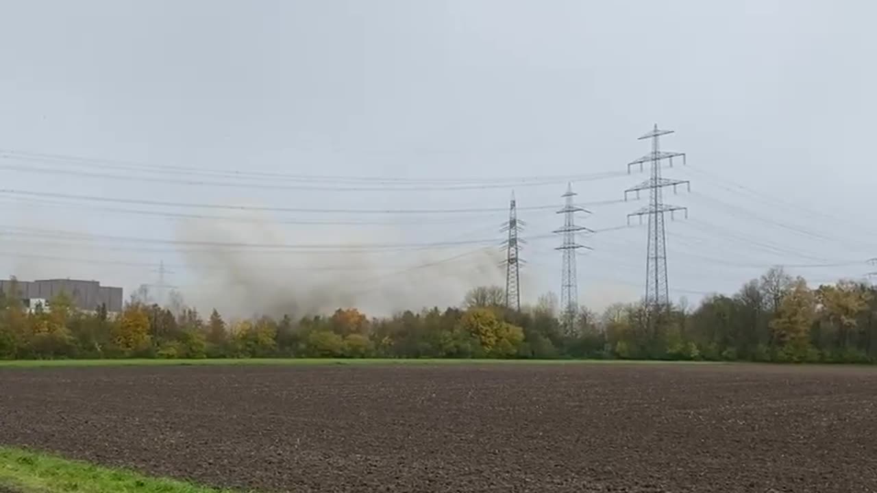 Pamje spektakolare në Gjermani, shemben live dy kullat gjigante të ish-centralit bërthamor