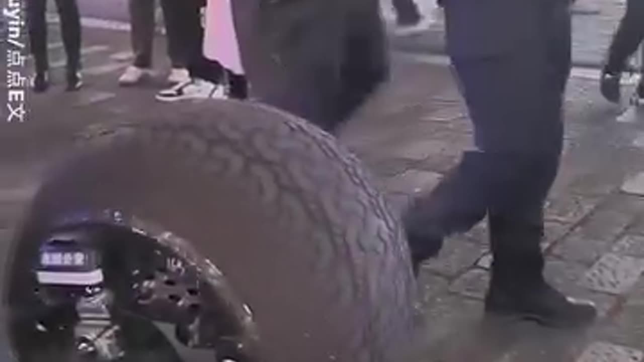 This Sci-Fi Rolling Robot Cop Can Capture Criminals In Style!! đ