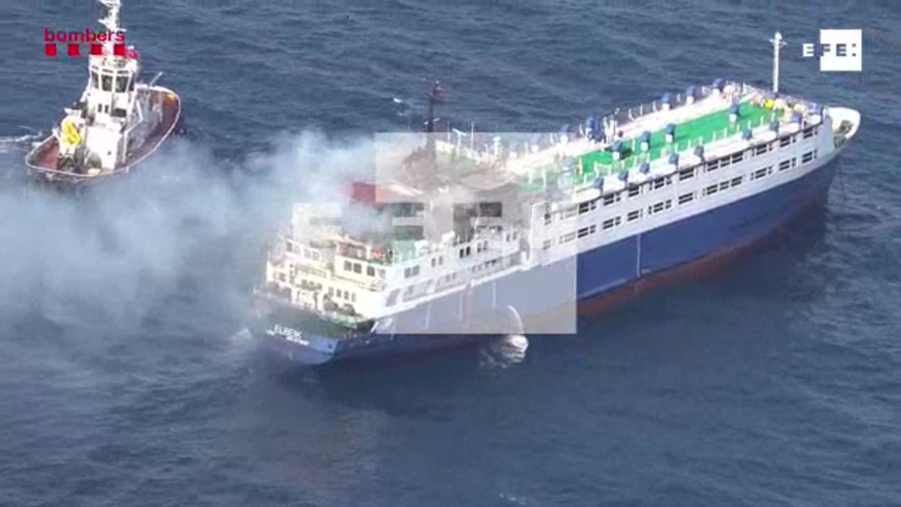 Incendio en un buque en el puerto de Tarragona (España)