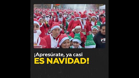 Miles de Papá Noel y elfos participan en una carrera solidaria en Madrid