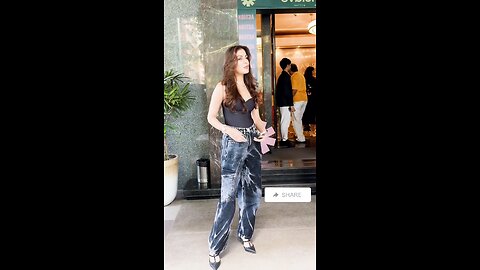 Bollywood Actress Rhea Chakraborty seen at Juhu Pops Mumbai 🔥🌹❤️