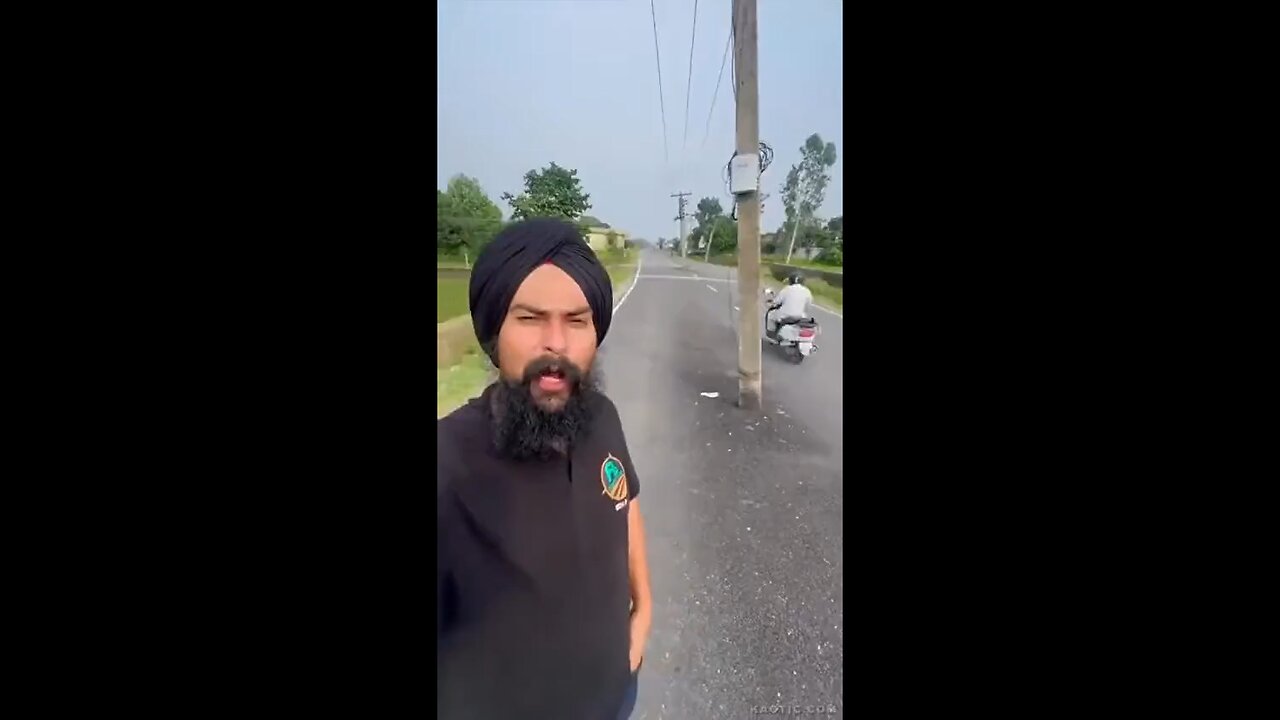 Hindu Engineering: 2 Light Poles in Middle of Street