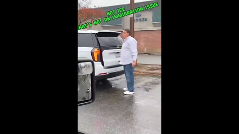 👮‍♂️ 🇺🇸 Man who works for the media is stopped by anti-ICE protesters who