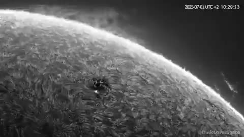 Un astronome amateur capte ce que la NASA ne montre pas… portails solaires ou... ? 👁️‍🗨️