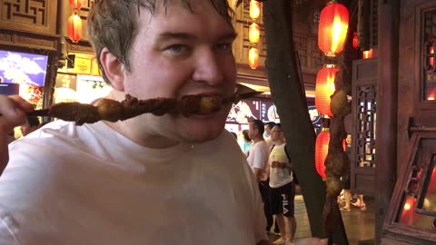 Foreigner Tries Chengdu Street Lamb Skewers, Says “Looks Normal”… Then Takes a Bite and Freaks Out!