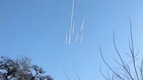 “世界揭露38氣象武器與化學凝結尾02”柏林的天空，多種配方、一次噴足