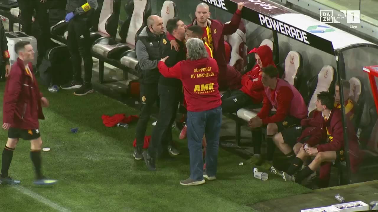 Besnik Hasi moest na de match gekalmeerd worden door zijn eigen spelers.