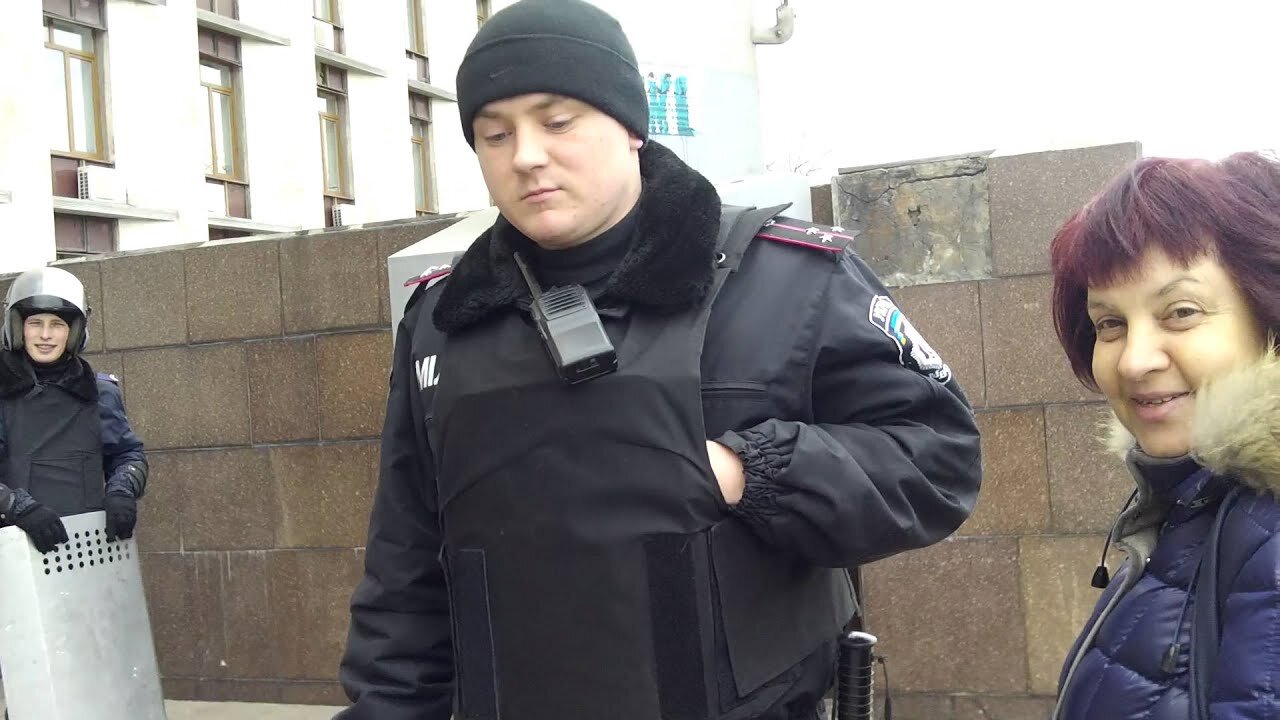 2014-03-12 - ⚠️ Ukraine crisis 2014: Ukraine Police at Donetsk - 'Police are like Beefeaters'