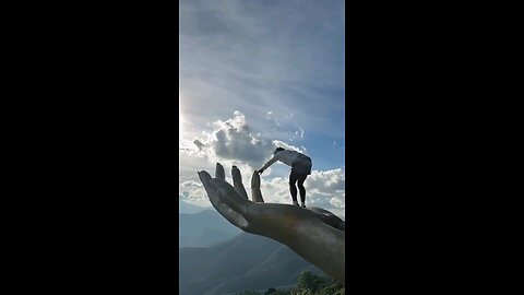 You tuber IShowSpeed risked his life by doing a backflip on the “Hand of God” in Guatemala 💀