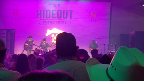 Darrin Morris Band, Fun w/Crowd at RodeoHouston 2023, "Neon Moon" (cover) (short clip)