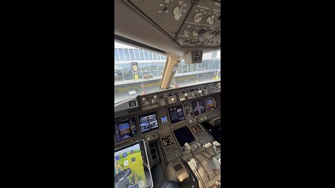 Opening the B777 windows… #lovinglife #boeing #B777 #windows