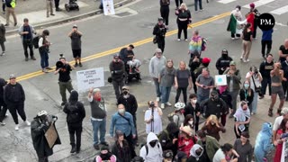 Portland, Ore. — Agitators urge federal police officers to commit su—cide at the ICE riot.