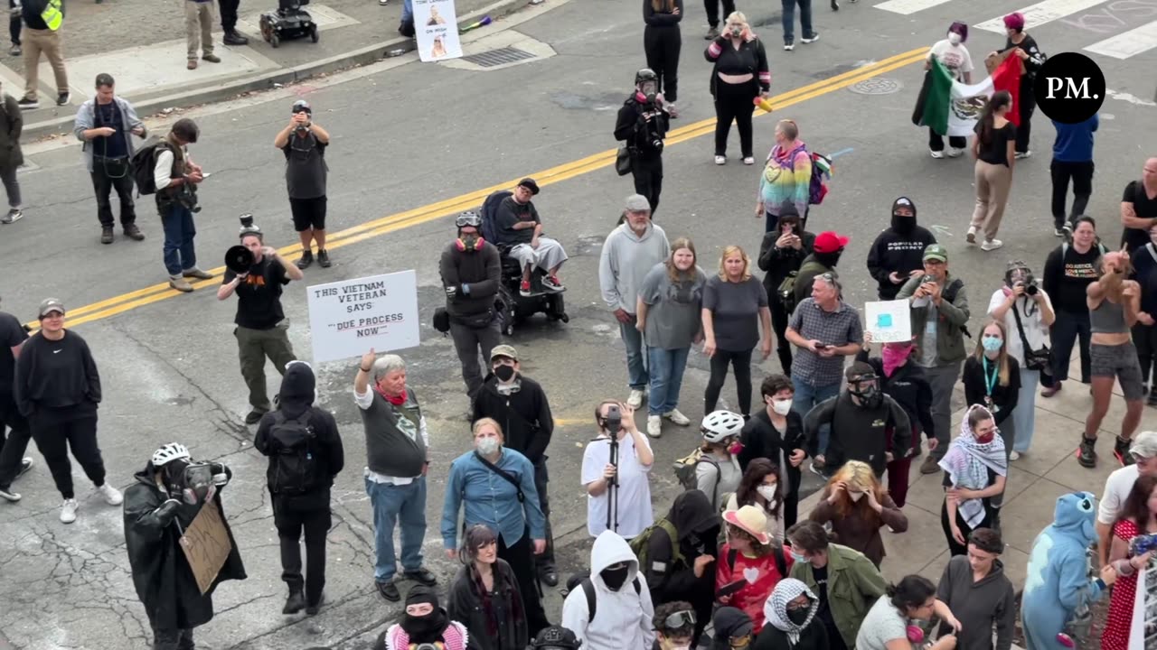 Portland, Ore. — Agitators urge federal police officers to commit su—cide at the ICE riot.