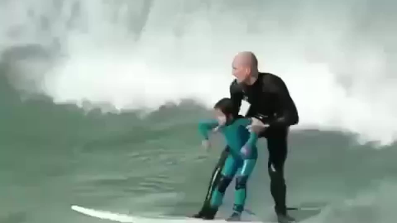 Surfing with a kid 🙀