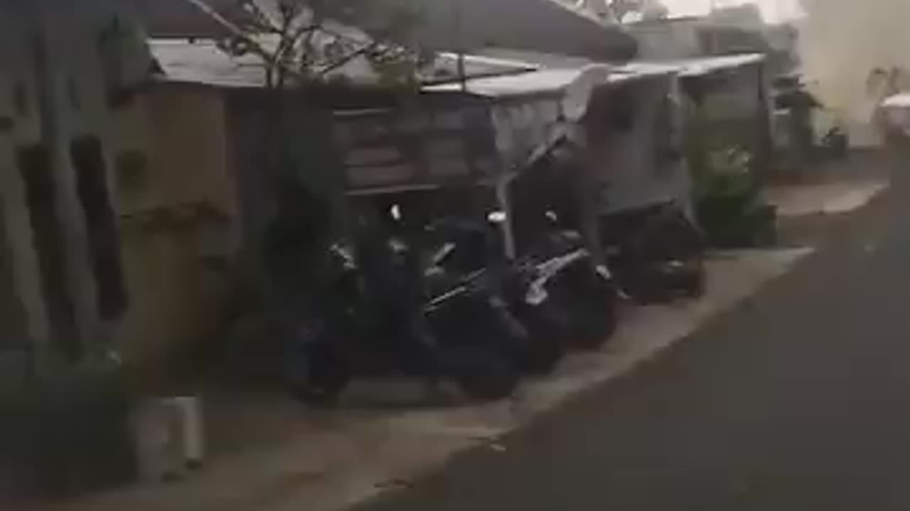 A powerful tornado has struck Sumbersekar Village in Malang, East Java, Indonesia 🇮🇩.