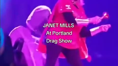 JANET MILLS KILLS IT ⚤ ON STAGE AT DRAG SHOW