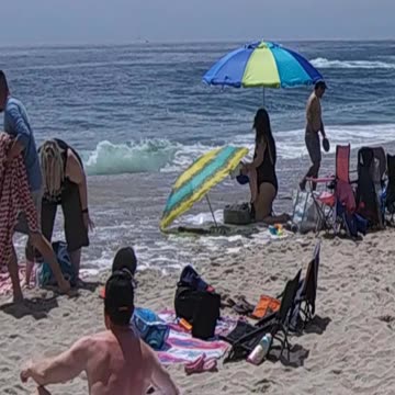 Rogue Wave Surprises Tourists