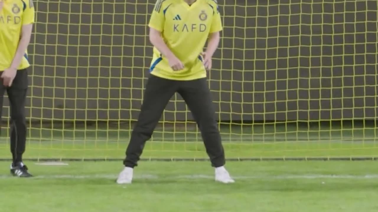 Cristiano shoots, MrBeast tries to stop it... and painfully fails! 🖐️⚽