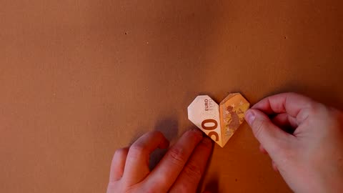 Folding a heart from a 10 Euro Note - EASY tutorial