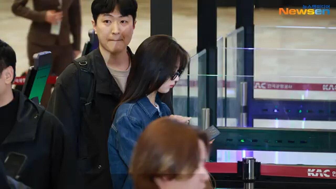 베이비몬스터, 잘 먹고🍱잘 자는게💤😴최고예요👍잘 다녀올게요🖐️(출국)✈️BABYMONSTER Airport Departure 2025.3.13 Newsen