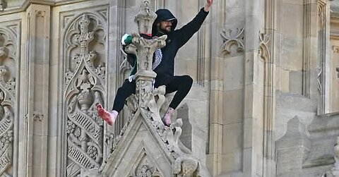 🚨 Protest at London's Big Ben: Activist Climbs Tower with Palestinian Flag