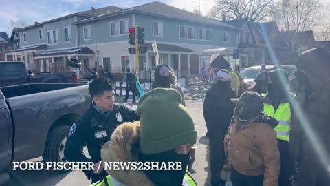 🚨 TRỜI ƠI! Cảnh sát Minneapolis đang phá bỏ các rào chắn chống ICE kiểu băng đảng.