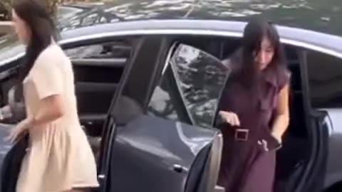 🚙 Este coche puede aparcar a la perfección sin ocupantes en el interior