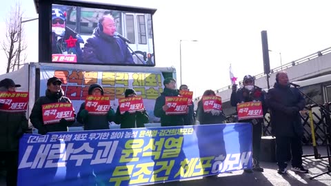 S.Korean protesters keep warm on coldest day of winter yet