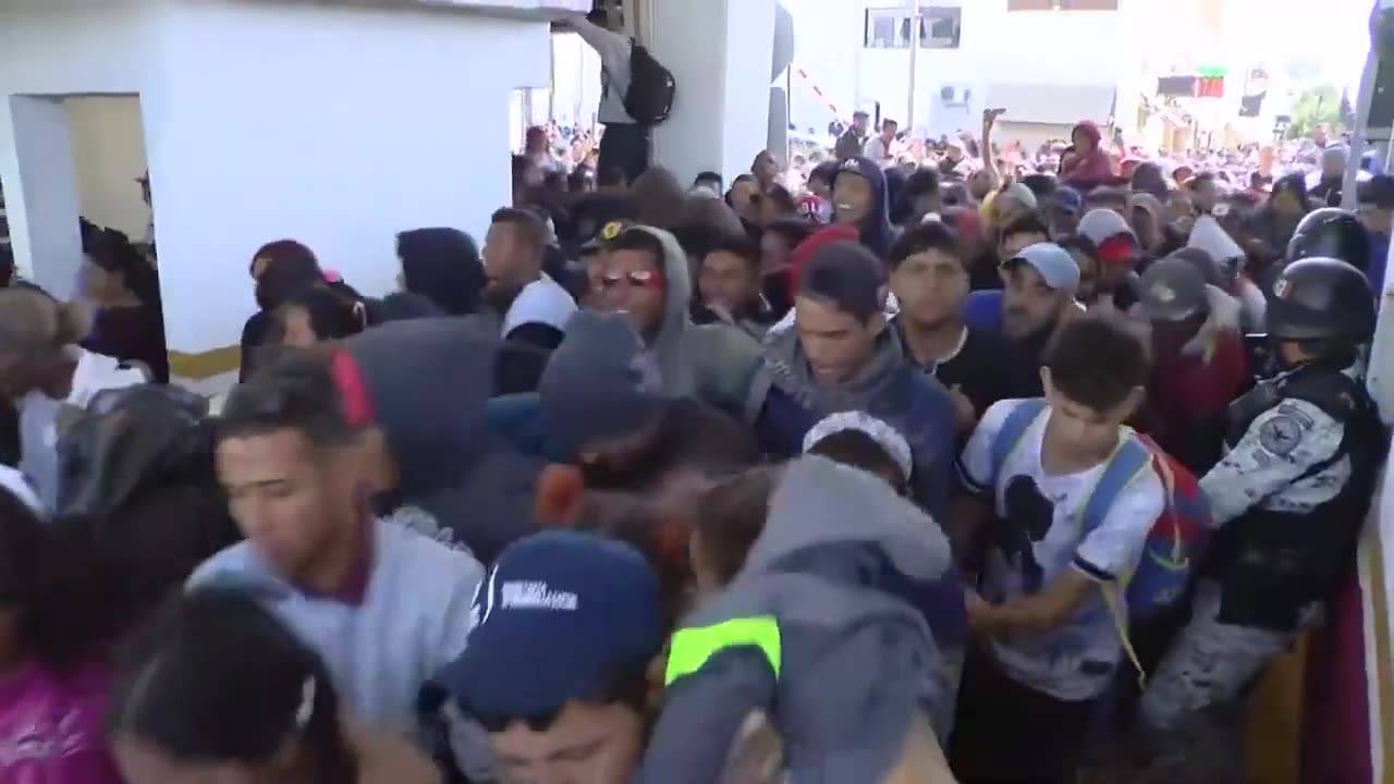 1,000+ Migrants Just Broke Thru the Guardia Barrier in Ciudad Juarez, Mexico 1/21/25