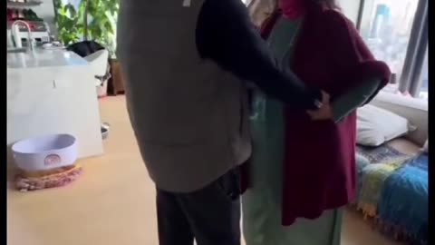“O dielli mamit”/ Momentet prekëse të Parashqevi Simakut me të birin, pamje nga takimi i plotë