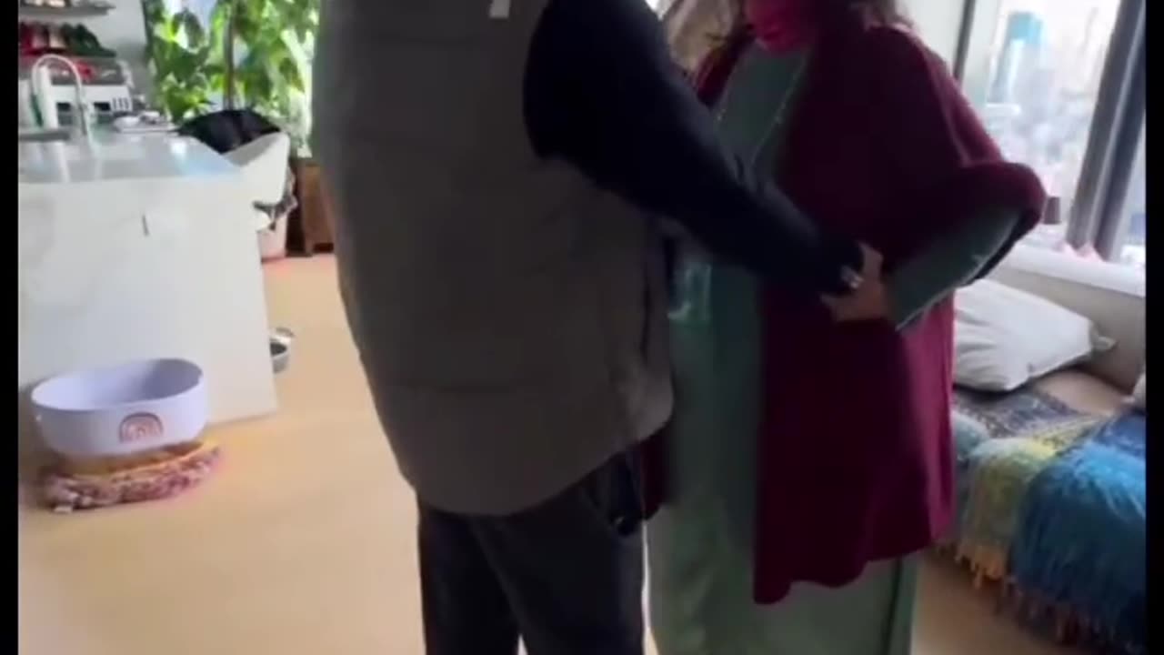 “O dielli mamit”/ Momentet prekëse të Parashqevi Simakut me të birin, pamje nga takimi i plotë