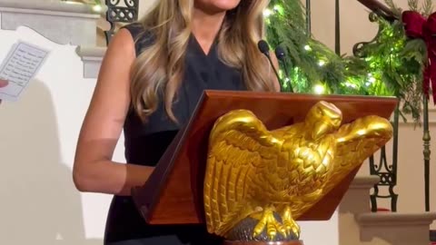 🚨 Melania Trump cảm ơn các quan chức quân sự Nhà Trắng tại buổi tiệc Giáng sinh của họ.