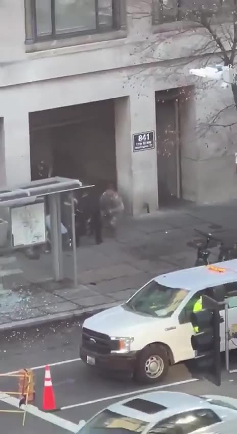 Law enforcement responding after 2 National Guard members shot near White House