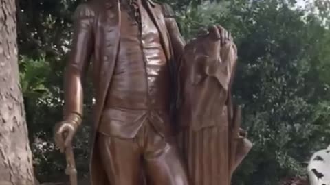 Die Statue von George Washington wurde letzte Woche in den Rosengarten des Weißen Hauses versetzt