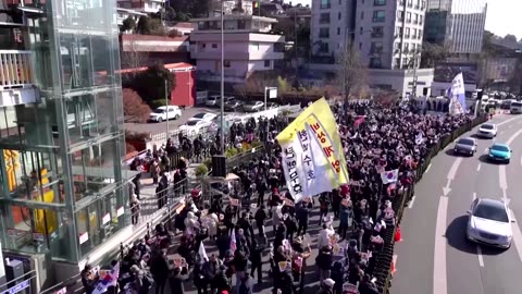 Opposing South Korean protests rally as Yoon faces arrest