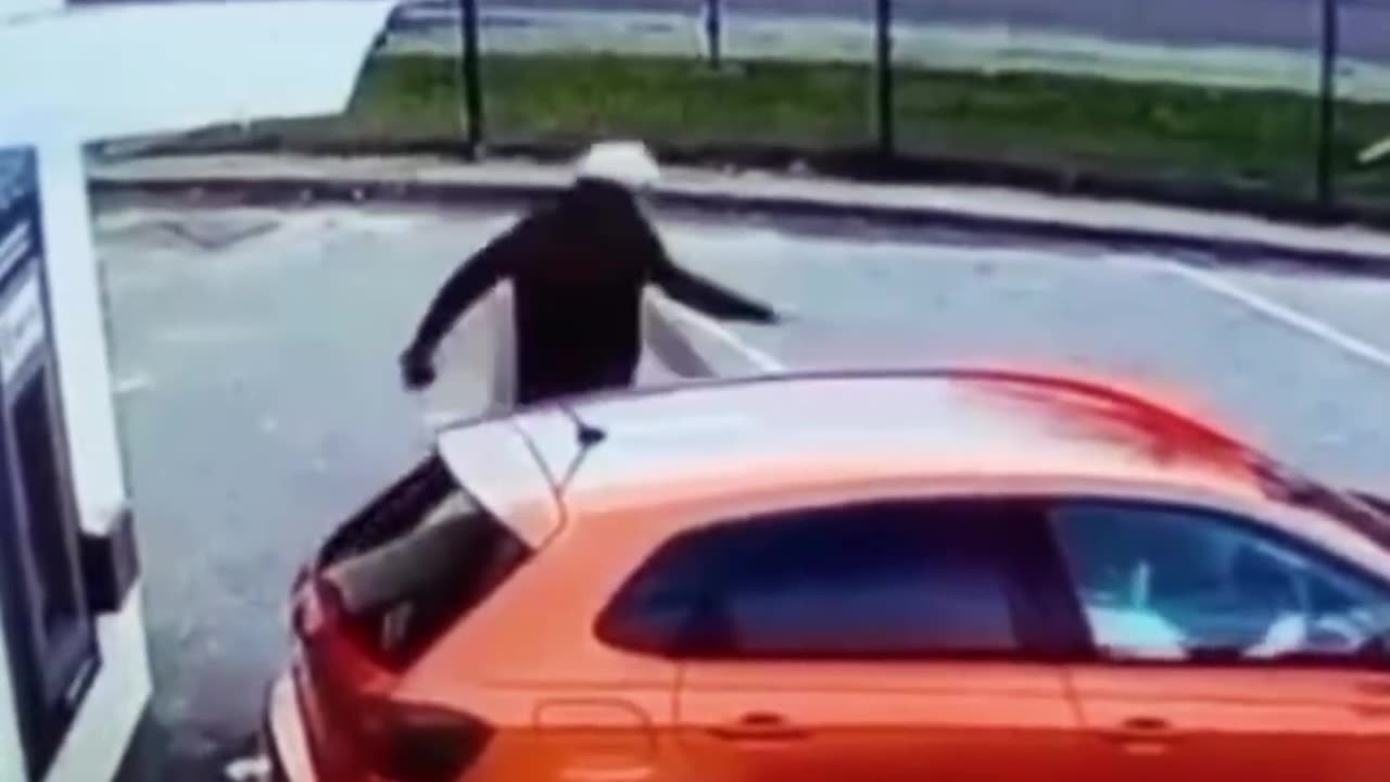 🚗💥 Car Reverses Without Looking — Hits Person Standing Behind!