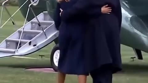 Trump catches Melania and beautifully thanks him ❤