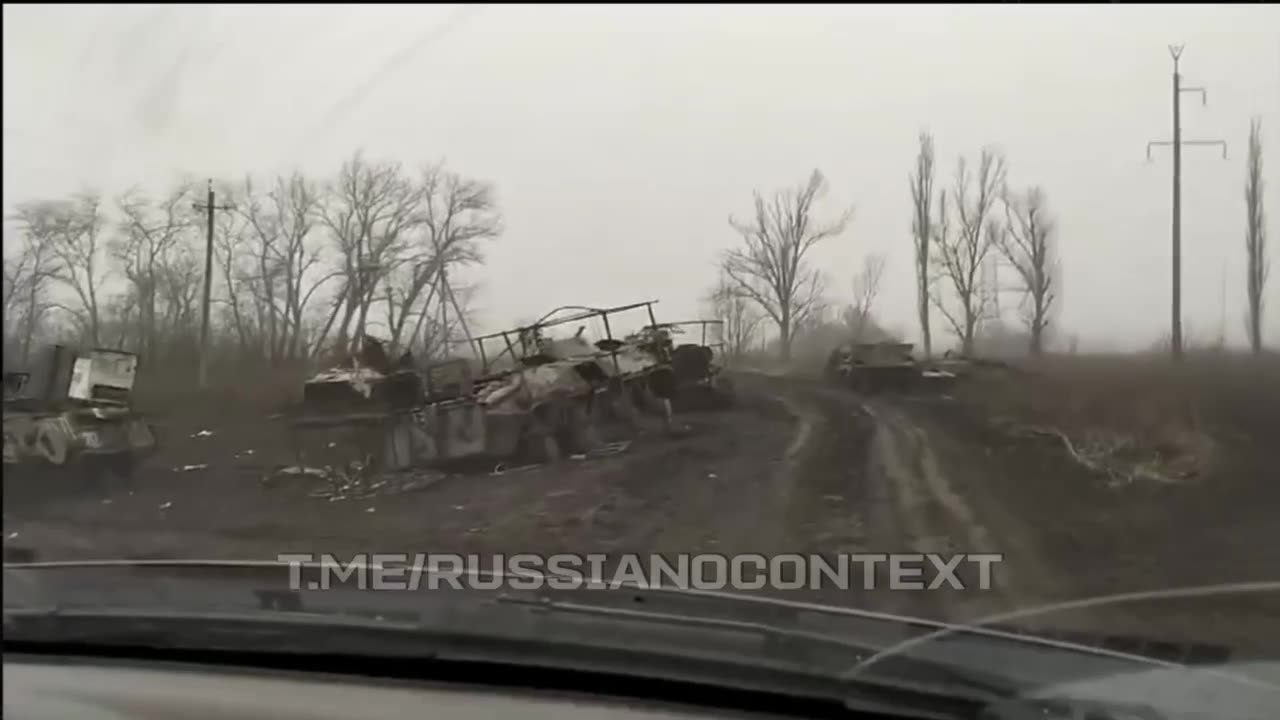 🔥🔝 A large "cemetery" of Russian tanks, IFVs and BMPs on one of the frontline