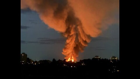 🇬🇧 A powerful explosion occurred in UK, a fire engulfed warehouses, hundreds