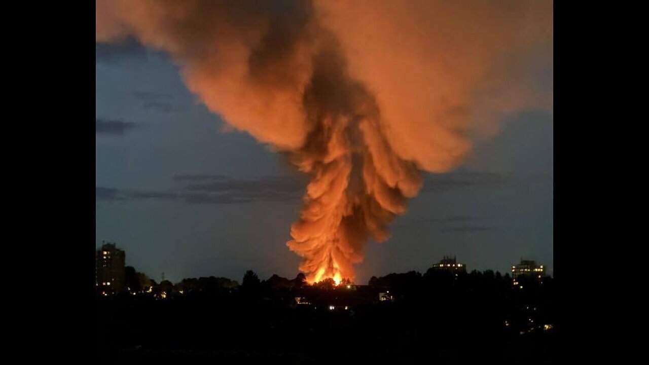 🇬🇧 A powerful explosion occurred in UK, a fire engulfed warehouses, hundreds