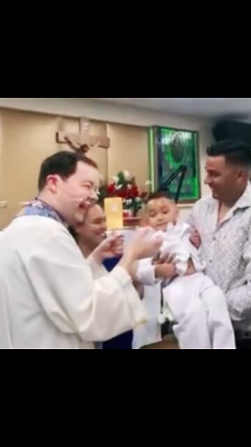 Cura durante un bautizo: “Aunque le pongas Matthew, se le nota el nopal”