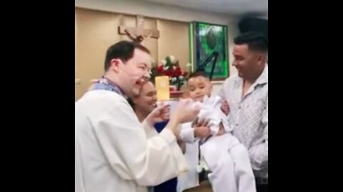 Cura durante un bautizo: “Aunque le pongas Matthew, se le nota el nopal”