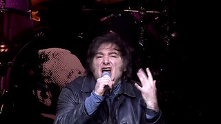 Milei 'rockea' en un estadio durante la presentación de su libro