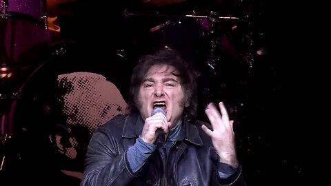 Milei 'rockea' en un estadio durante la presentación de su libro