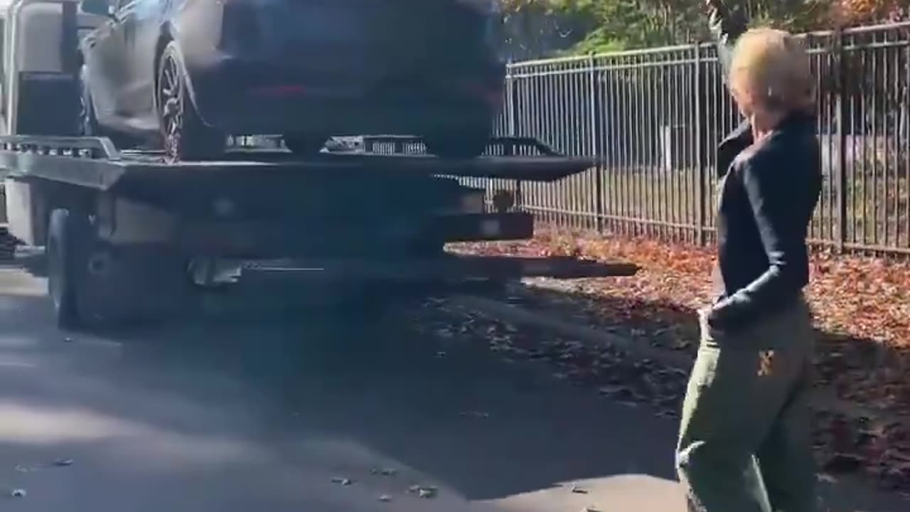 Grammy winning singer Sheryl Crow uploaded a dramatic video of her SELLING her Tesla