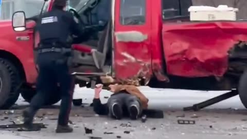 Canadian Police officer tases hatchet-wielding man after tense fight!👮🚓🇨🇦